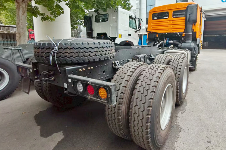 SHACMAN F3000 Shacman Truck Head for Sale in Saudi Arabia - Nyergesvontató: 3 kép. SHACMAN F3000 Shacman Truck Head for Sale in Saudi Arabia - Nyergesvontató: 3 kép.