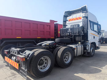 SHACMAN Shacman Trailer Truck for Sale in Sierra Leone - Nyergesvontató: 3 kép. SHACMAN Shacman Trailer Truck for Sale in Sierra Leone - Nyergesvontató: 3 kép.