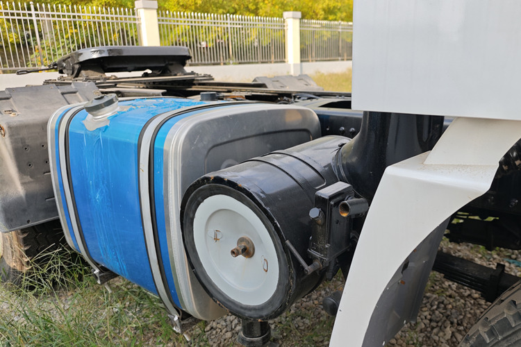 SHACMAN Shacman X3000 Tractor for Sale in Sierra Leone - Nyergesvontató: 4 kép. SHACMAN Shacman X3000 Tractor for Sale in Sierra Leone - Nyergesvontató: 4 kép.