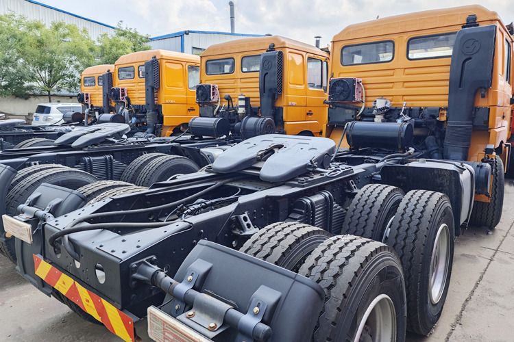 SHACMAN Used Shacman Truck Tractor for Sale in Jamaica - Nyergesvontató: 4 kép. SHACMAN Used Shacman Truck Tractor for Sale in Jamaica - Nyergesvontató: 4 kép.