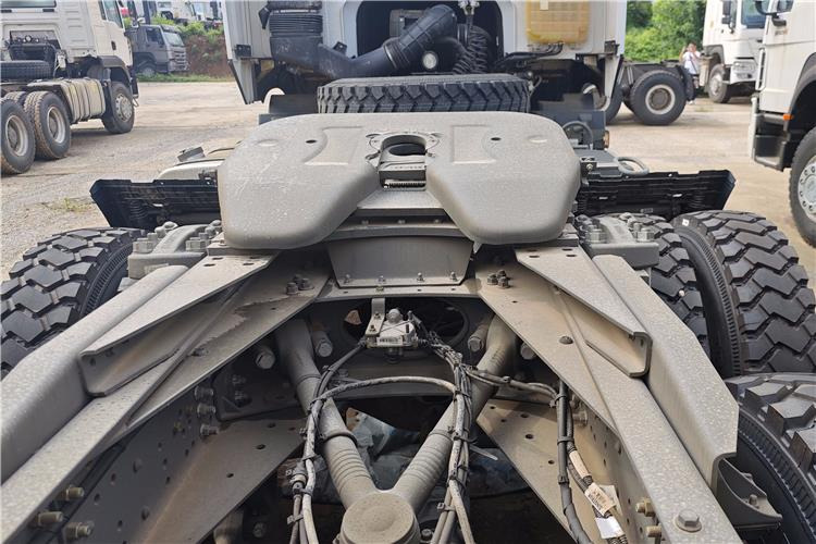 SINOTRUK Used Howo 400hp Tractor Truck for Sale In Nigeria Lagos - Nyergesvontató: 3 kép. SINOTRUK Used Howo 400hp Tractor Truck for Sale In Nigeria Lagos - Nyergesvontató: 3 kép.