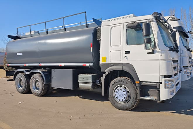 SINOTRUK 2025 New Howo Oil Tanker Trucks for Sale in Congo - Tartályos teherautó: 1 kép. SINOTRUK 2025 New Howo Oil Tanker Trucks for Sale in Congo - Tartályos teherautó: 1 kép.