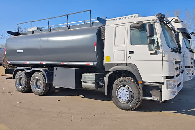SINOTRUK 2025 New Howo Oil Tanker Trucks for Sale in Congo - Tartályos teherautó: 2 kép. SINOTRUK 2025 New Howo Oil Tanker Trucks for Sale in Congo - Tartályos teherautó: 2 kép.