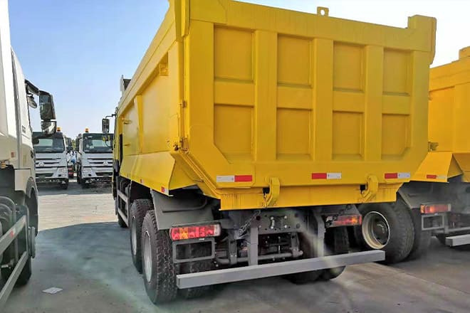 SINOTRUK Howo 400 10 Wheeler Dump Truck for Sale Price in Sierra Leone - Billenőplatós teherautó: 3 kép. SINOTRUK Howo 400 10 Wheeler Dump Truck for Sale Price in Sierra Leone - Billenőplatós teherautó: 3 kép.