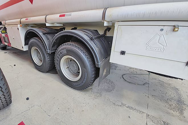 SINOTRUK Howo 400 Diesel Tanker Truck for Sale in Nigeria - Tartályos teherautó: 5 kép. SINOTRUK Howo 400 Diesel Tanker Truck for Sale in Nigeria - Tartályos teherautó: 5 kép.