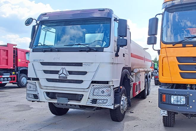 SINOTRUK Howo 400 Diesel Tanker Truck for Sale in Nigeria - Tartályos teherautó: 2 kép. SINOTRUK Howo 400 Diesel Tanker Truck for Sale in Nigeria - Tartályos teherautó: 2 kép.