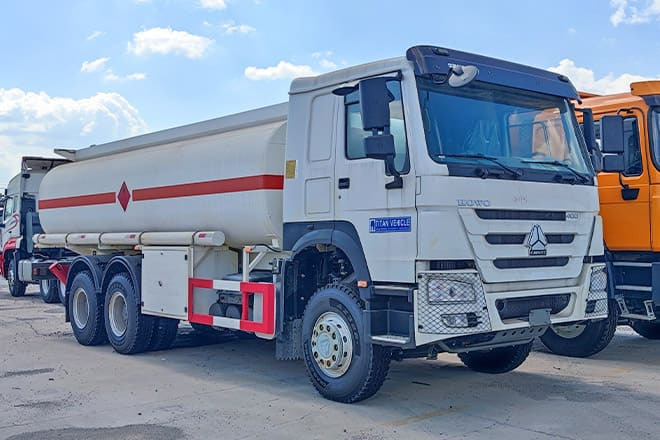 SINOTRUK Howo 400 Diesel Tanker Truck for Sale in Nigeria - Tartályos teherautó: 1 kép. SINOTRUK Howo 400 Diesel Tanker Truck for Sale in Nigeria - Tartályos teherautó: 1 kép.