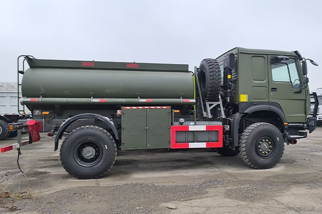 SINOTRUK Howo 4X2 Small Fuel Tanker Truck for Sale in Zambia - Tartályos teherautó: 2 kép. SINOTRUK Howo 4X2 Small Fuel Tanker Truck for Sale in Zambia - Tartályos teherautó: 2 kép.