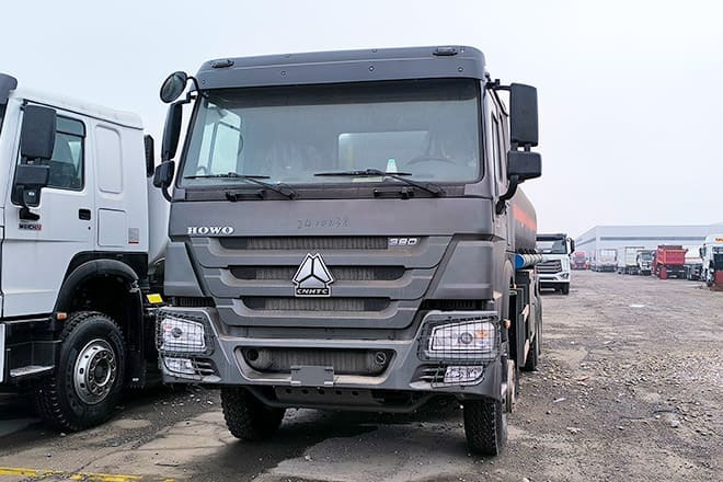 SINOTRUK Howo 6x4 380 Oil Truck for Sale in Mali - Tartályos teherautó: 2 kép. SINOTRUK Howo 6x4 380 Oil Truck for Sale in Mali - Tartályos teherautó: 2 kép.