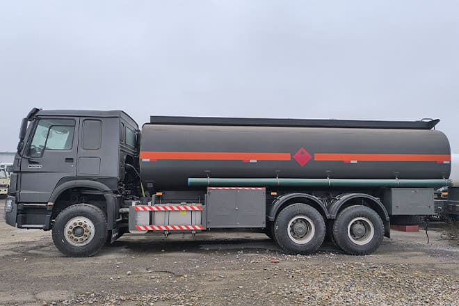 SINOTRUK Howo 6x4 380 Oil Truck for Sale in Mali - Tartályos teherautó: 3 kép. SINOTRUK Howo 6x4 380 Oil Truck for Sale in Mali - Tartályos teherautó: 3 kép.