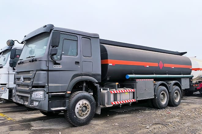 SINOTRUK Howo 6x4 380 Oil Truck for Sale in Mali - Tartályos teherautó: 1 kép. SINOTRUK Howo 6x4 380 Oil Truck for Sale in Mali - Tartályos teherautó: 1 kép.
