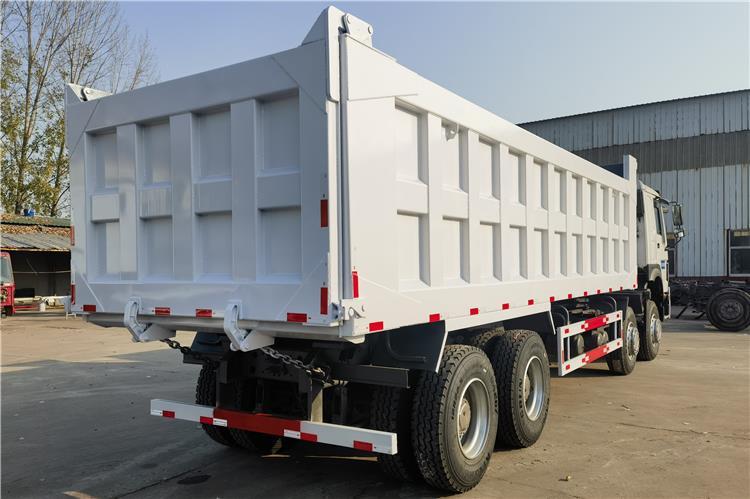 SINOTRUK Second Hand Howo 8X4 Tipper Truck Price for Sale In Ghana - Billenőplatós teherautó: 2 kép. SINOTRUK Second Hand Howo 8X4 Tipper Truck Price for Sale In Ghana - Billenőplatós teherautó: 2 kép.