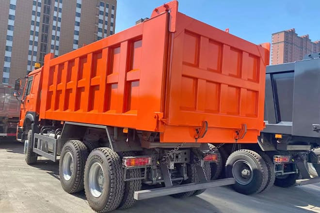 SINOTRUK Sinotruk Howo 336 6X4 Tipper for Sale in Ghana - Billenőplatós teherautó: 2 kép. SINOTRUK Sinotruk Howo 336 6X4 Tipper for Sale in Ghana - Billenőplatós teherautó: 2 kép.