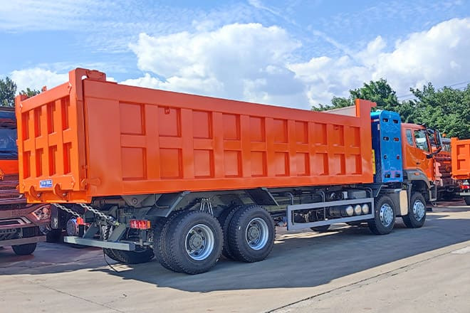 SINOTRUK Sinotruk Howo 8x4 Tipper Trucks for Sale in Ghana - Billenőplatós teherautó: 2 kép. SINOTRUK Sinotruk Howo 8x4 Tipper Trucks for Sale in Ghana - Billenőplatós teherautó: 2 kép.