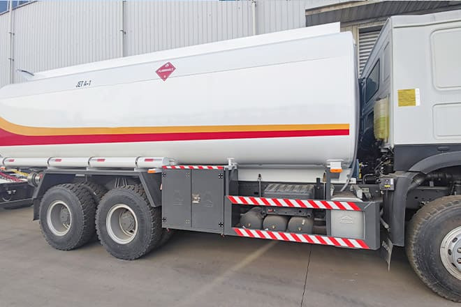SINOTRUK Sinotruk Howo Fuel Tanker Truck Price for Sale in Ghana - Tartályos teherautó: 2 kép. SINOTRUK Sinotruk Howo Fuel Tanker Truck Price for Sale in Ghana - Tartályos teherautó: 2 kép.