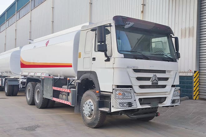 SINOTRUK Sinotruk Howo Fuel Tanker Truck Price for Sale in Ghana - Tartályos teherautó: 4 kép. SINOTRUK Sinotruk Howo Fuel Tanker Truck Price for Sale in Ghana - Tartályos teherautó: 4 kép.