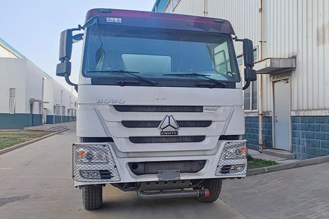 SINOTRUK Sinotruk Howo Fuel Tanker Truck Price for Sale in Ghana - Tartályos teherautó: 3 kép. SINOTRUK Sinotruk Howo Fuel Tanker Truck Price for Sale in Ghana - Tartályos teherautó: 3 kép.