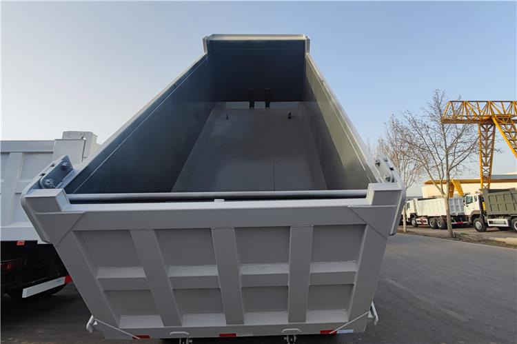 SINOTRUK Used Howo 400hp Dump Truck for Sale In Zambia - Billenőplatós teherautó: 3 kép. SINOTRUK Used Howo 400hp Dump Truck for Sale In Zambia - Billenőplatós teherautó: 3 kép.