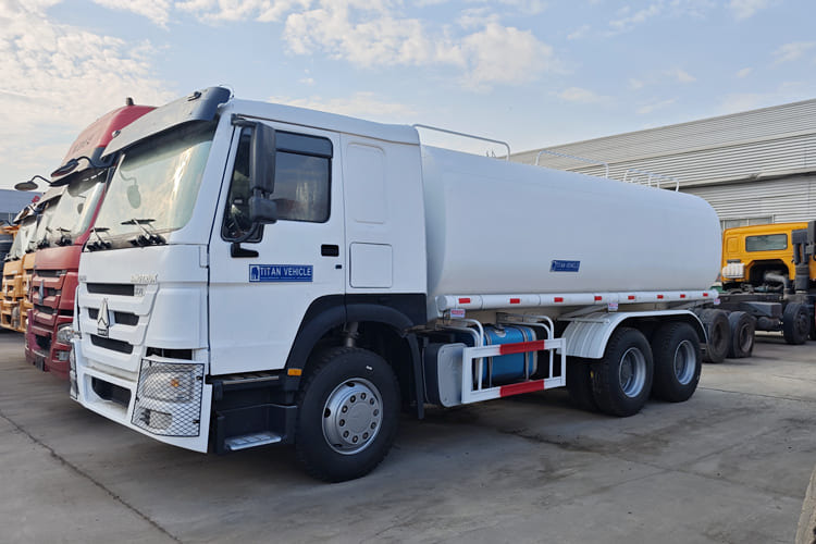 SINOTRUK Water Sprinkler Tanker for Sale in Malawi - Tartályos teherautó: 1 kép. SINOTRUK Water Sprinkler Tanker for Sale in Malawi - Tartályos teherautó: 1 kép.
