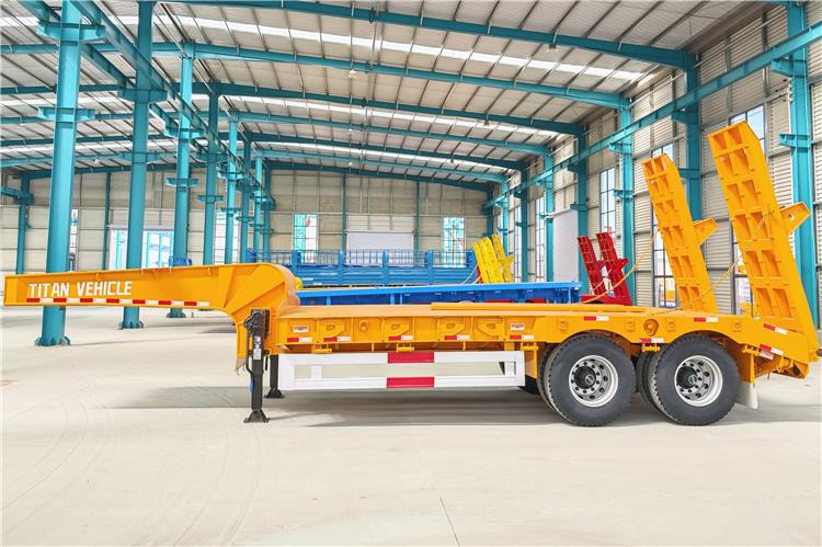 TITAN 2 Axle Low Loader Truck Trailer for Sale In Uganda - Félpótkocsi mélybölcsős: 2 kép. TITAN 2 Axle Low Loader Truck Trailer for Sale In Uganda - Félpótkocsi mélybölcsős: 2 kép.