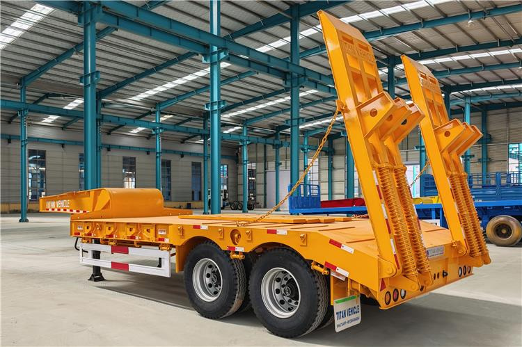 TITAN 2 Axle Low Loader Truck Trailer for Sale In Uganda - Félpótkocsi mélybölcsős: 5 kép. TITAN 2 Axle Low Loader Truck Trailer for Sale In Uganda - Félpótkocsi mélybölcsős: 5 kép.