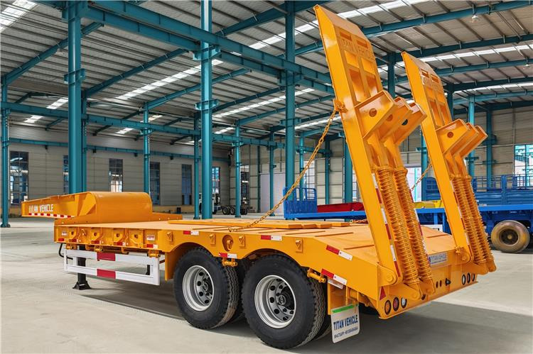 TITAN 2 Axle Low Loader Truck Trailer for Sale In Uganda - Félpótkocsi mélybölcsős: 3 kép. TITAN 2 Axle Low Loader Truck Trailer for Sale In Uganda - Félpótkocsi mélybölcsős: 3 kép.