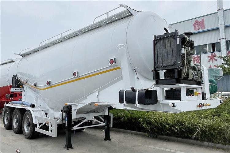 TITAN 3 Axle Dry Bulker Cement Tanker Trailer for Sale In Saudi Arabia - Silós félpótkocsi: 1 kép. TITAN 3 Axle Dry Bulker Cement Tanker Trailer for Sale In Saudi Arabia - Silós félpótkocsi: 1 kép.