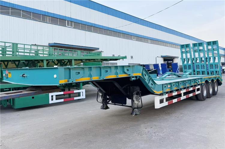 TITAN 3 Axle Low Bed Truck Price In Ghana - Félpótkocsi mélybölcsős: 1 kép. TITAN 3 Axle Low Bed Truck Price In Ghana - Félpótkocsi mélybölcsős: 1 kép.
