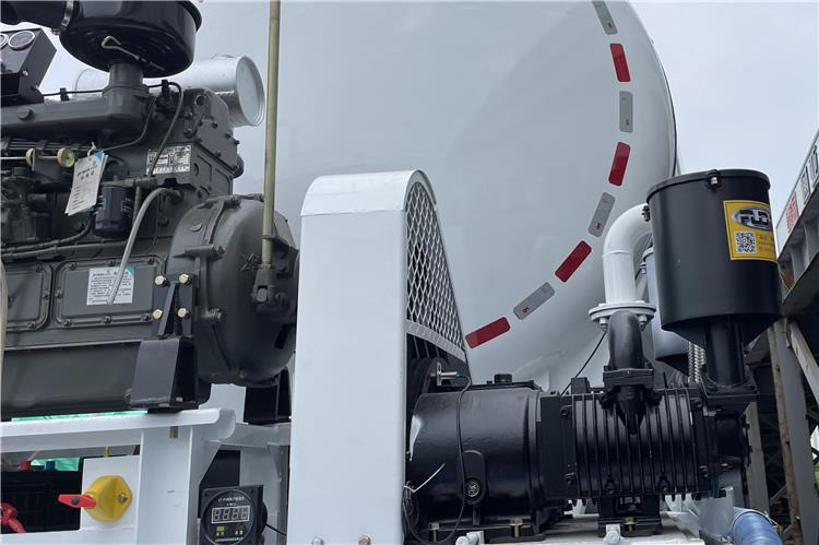 TITAN 4 Axle Bulker Cement Tanker Trailer for Sale In Zambia - Silós félpótkocsi: 3 kép. TITAN 4 Axle Bulker Cement Tanker Trailer for Sale In Zambia - Silós félpótkocsi: 3 kép.