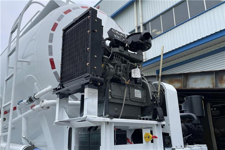 TITAN 4 Axle Bulker Cement Tanker Trailer for Sale In Zambia - Silós félpótkocsi: 2 kép. TITAN 4 Axle Bulker Cement Tanker Trailer for Sale In Zambia - Silós félpótkocsi: 2 kép.