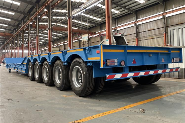 TITAN 4 Axle Folding Gooseneck Trailer for Sale In Zambia - Félpótkocsi mélybölcsős: 2 kép. TITAN 4 Axle Folding Gooseneck Trailer for Sale In Zambia - Félpótkocsi mélybölcsős: 2 kép.
