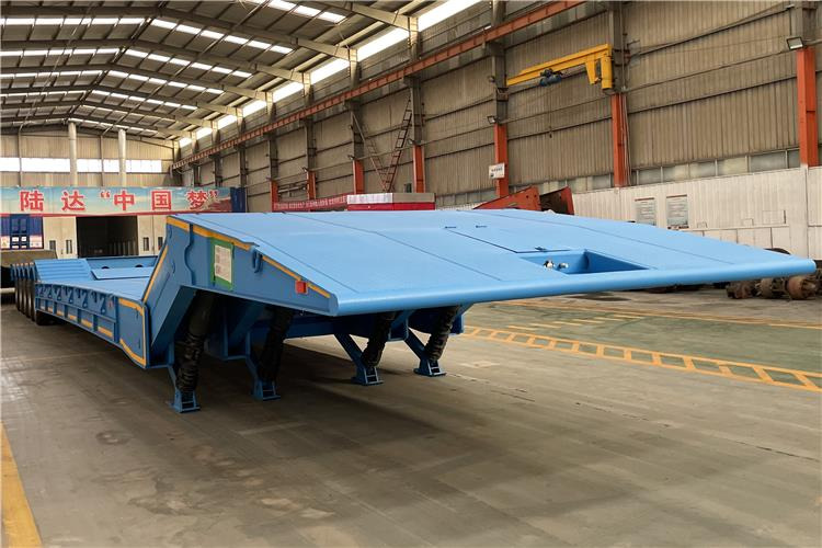 TITAN 4 Axle Folding Gooseneck Trailer for Sale In Zambia - Félpótkocsi mélybölcsős: 3 kép. TITAN 4 Axle Folding Gooseneck Trailer for Sale In Zambia - Félpótkocsi mélybölcsős: 3 kép.