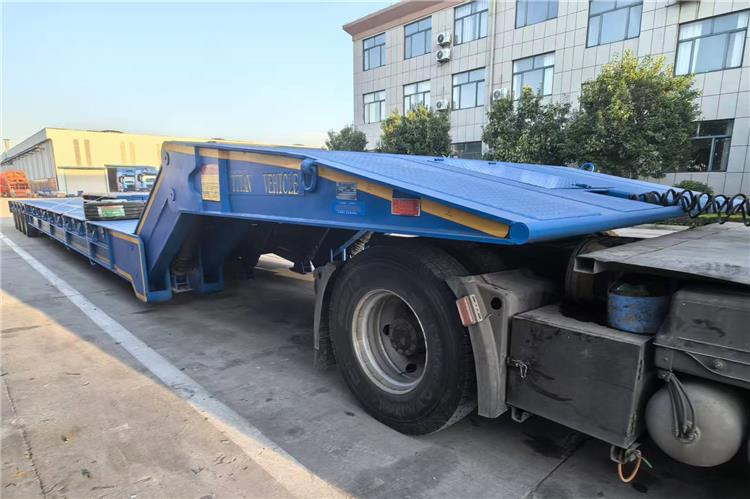 TITAN 4 Line 8 Axle Folding Gooseneck Trailer for Sale In Sudan - Félpótkocsi mélybölcsős: 2 kép. TITAN 4 Line 8 Axle Folding Gooseneck Trailer for Sale In Sudan - Félpótkocsi mélybölcsős: 2 kép.