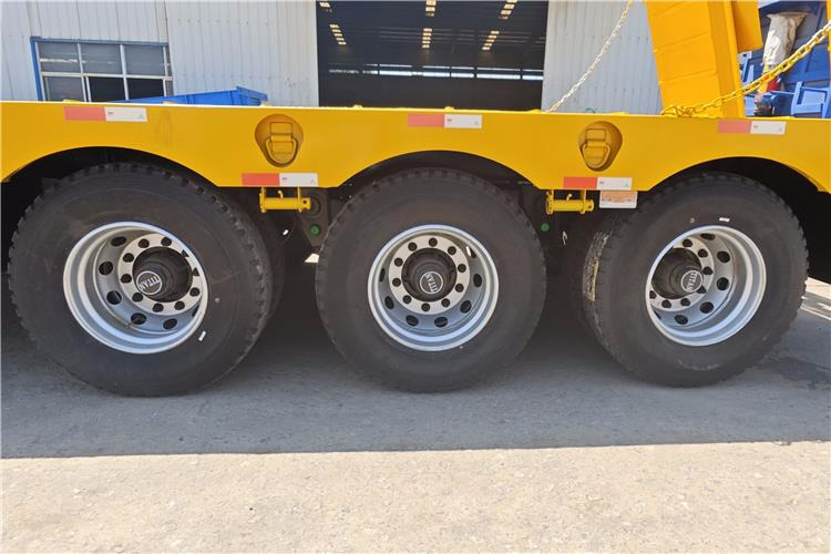 TITAN 40ft Low Bed Trailer with Hydraulic Folding Ladder for Sale In Malawi - Félpótkocsi mélybölcsős: 4 kép. TITAN 40ft Low Bed Trailer with Hydraulic Folding Ladder for Sale In Malawi - Félpótkocsi mélybölcsős: 4 kép.