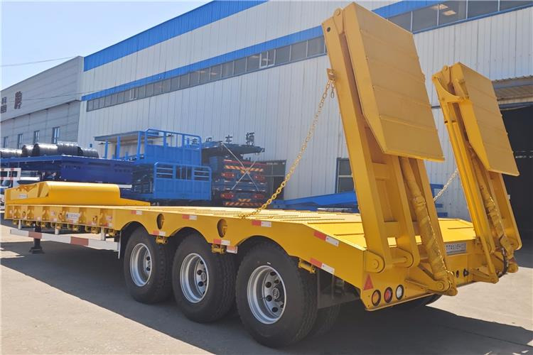 TITAN 40ft Low Bed Trailer with Hydraulic Folding Ladder for Sale In Malawi - Félpótkocsi mélybölcsős: 2 kép. TITAN 40ft Low Bed Trailer with Hydraulic Folding Ladder for Sale In Malawi - Félpótkocsi mélybölcsős: 2 kép.