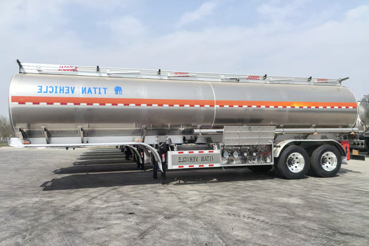 TITAN Aluminum Tanker Trailer for Sale in Malawi - Tartályos félpótkocsi: 3 kép. TITAN Aluminum Tanker Trailer for Sale in Malawi - Tartályos félpótkocsi: 3 kép.