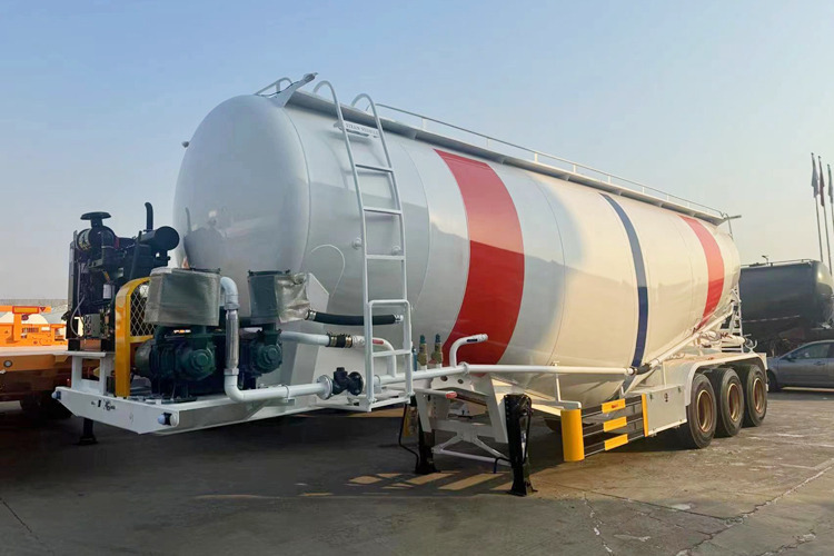 TITAN Bulk Cement Tank Truck for Sale in Tanzania - Silós félpótkocsi: 1 kép. TITAN Bulk Cement Tank Truck for Sale in Tanzania - Silós félpótkocsi: 1 kép.