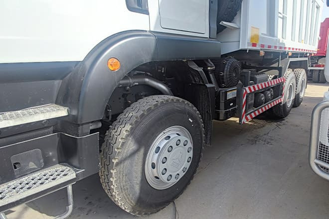 TITAN Howo 6x4 10 Wheel Tipper Truck for Sale in Zambia - Billenőplatós teherautó: 5 kép. TITAN Howo 6x4 10 Wheel Tipper Truck for Sale in Zambia - Billenőplatós teherautó: 5 kép.