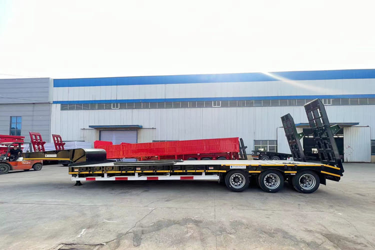 TITAN Low Bed Semi Trailer for Sale in Saudi Arabia - Félpótkocsi mélybölcsős: 3 kép. TITAN Low Bed Semi Trailer for Sale in Saudi Arabia - Félpótkocsi mélybölcsős: 3 kép.
