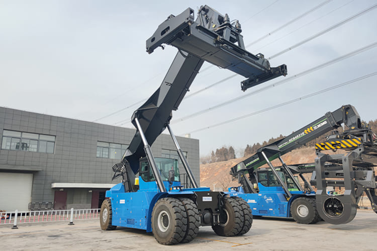 XCMG Reach Stacker Container Handler for sale in Malawi - Konténer targoncá: 2 kép. XCMG Reach Stacker Container Handler for sale in Malawi - Konténer targoncá: 2 kép.
