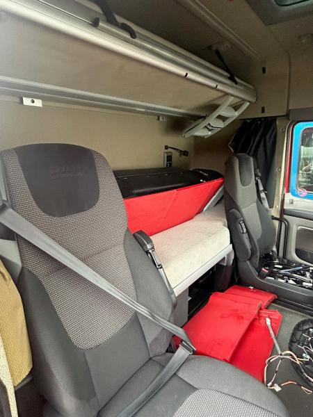 DAF XF105-460 Rouge - Fülke - Teherautó: 3 kép. DAF XF105-460 Rouge - Fülke - Teherautó: 3 kép.