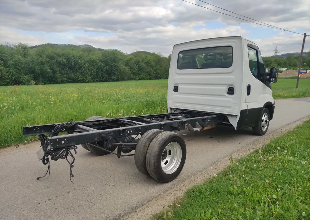Iveco DAILY 35c14 2.3 hpi rama do zabudowy, - Alvaz teherautó: 3 kép. Iveco DAILY 35c14 2.3 hpi rama do zabudowy, - Alvaz teherautó: 3 kép.