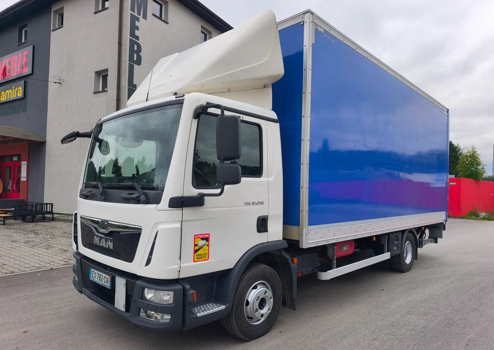 MAN TGL 12.250 kontener 6,2 , winda - Dobozos felépítményű teherautó: 1 kép. MAN TGL 12.250 kontener 6,2 , winda - Dobozos felépítményű teherautó: 1 kép.