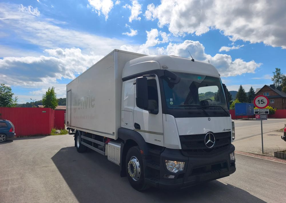Mercedes-Benz ACTROS 18.360 kontener 18 p , winda - Dobozos felépítményű teherautó: 1 kép. Mercedes-Benz ACTROS 18.360 kontener 18 p , winda - Dobozos felépítményű teherautó: 1 kép.