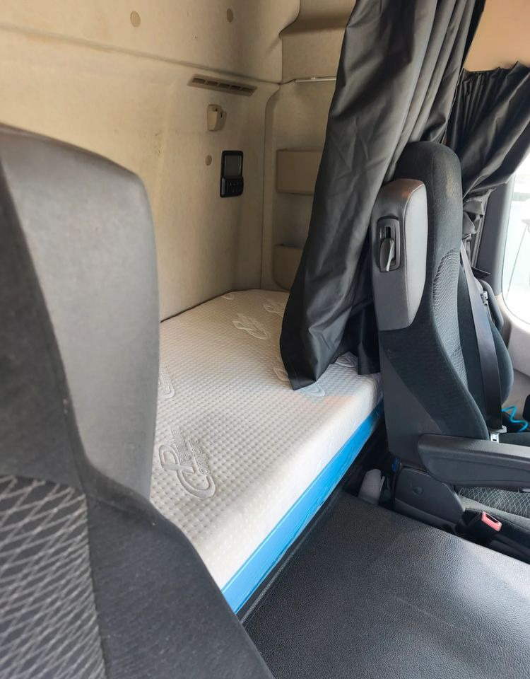 Dobozos felépítményű teherautó Mercedes-Benz ACTROS 18.360 kontener 18 p , winda: 12 kép.