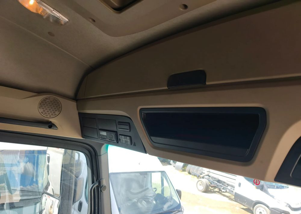 Dobozos felépítményű teherautó Mercedes-Benz ACTROS 18.360 kontener 18 p , winda: 11 kép.