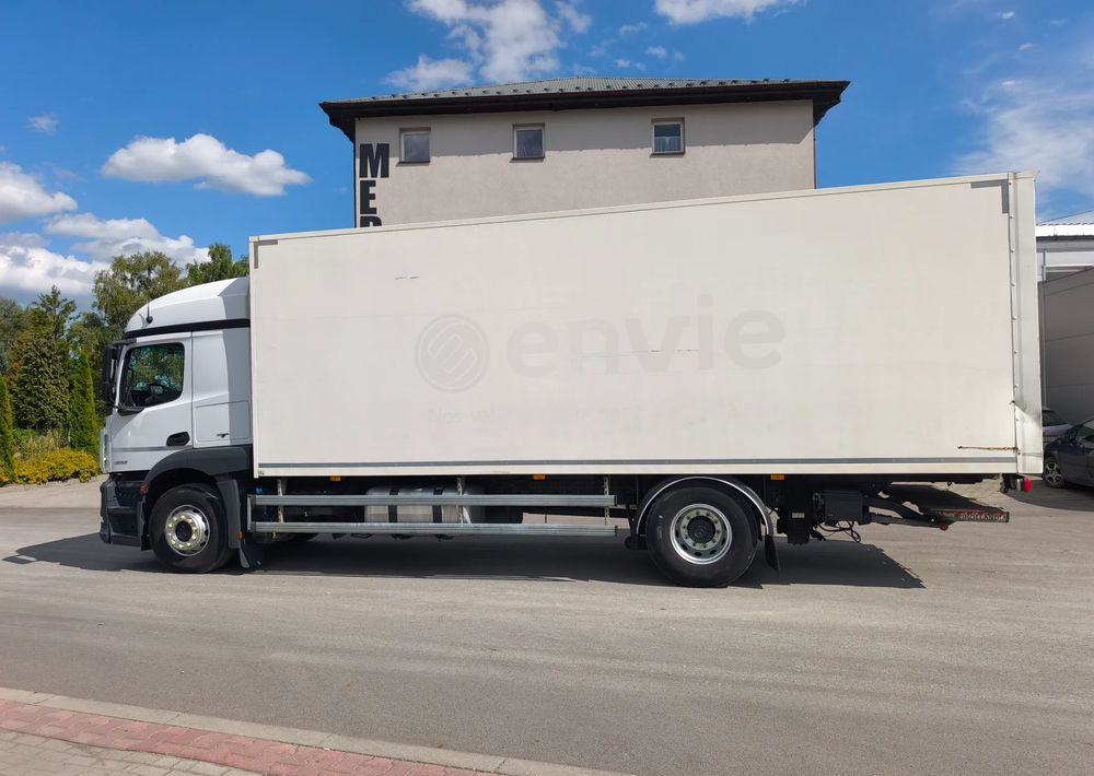 Mercedes-Benz ACTROS 18.360 kontener 18 p , winda - Dobozos felépítményű teherautó: 3 kép. Mercedes-Benz ACTROS 18.360 kontener 18 p , winda - Dobozos felépítményű teherautó: 3 kép.