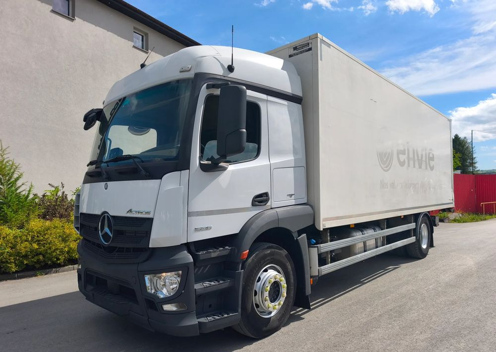 Mercedes-Benz ACTROS 18.360 kontener 18 p , winda - Dobozos felépítményű teherautó: 2 kép. Mercedes-Benz ACTROS 18.360 kontener 18 p , winda - Dobozos felépítményű teherautó: 2 kép.