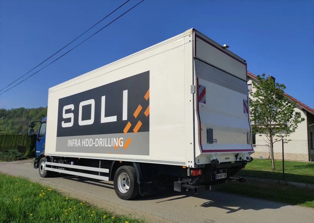 Volvo FL 12.240 klima blokada kontener 18 pal kurierka - Dobozos felépítményű teherautó: 5 kép. Volvo FL 12.240 klima blokada kontener 18 pal kurierka - Dobozos felépítményű teherautó: 5 kép.