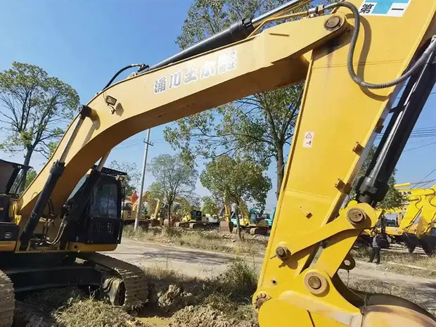 2022 Caterpillar 330D - Lánctalpas kotró: 4 kép. 2022 Caterpillar 330D - Lánctalpas kotró: 4 kép.